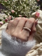 Opal różowy pastelowy delikatny elastyczny pierścionek z kamieni