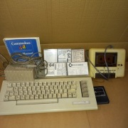 Komputer Comodore C64 wraz z akcesoriami.