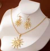 Komplet biżuterii słońce naszyjnik wisiorek kolczyki + pudełko KPL48