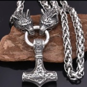 Duży męski naszyjnik wisior na łańcuchu 60 cm młot Thora i wilki Odyna