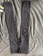 Czarne spodnie z jedną dziurą - Clockhouse, rozmiar XS/S!