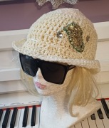 Szydelkowy "biżuteryjny " kapelusik wiosenno-jesienny dla pań 