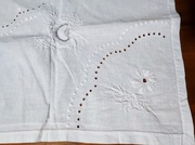 Lniany obrusik ręcznie haftowany 80x78