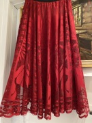 Dłuższa spódnica elegancka z koronką . Gumka w talii. Piękna barwa 