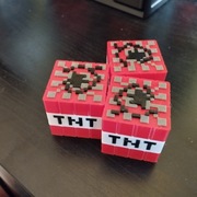Blok TNT Minecraft – wydruk 3D kolorowy | 3,5 cm