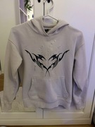 Bluza w średnim stanie z ciekawymi nadrukiem