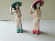 WIETNAMKI .. DWIE UROCZE FIGURKI  21 CM .. Z PORCELANY !!