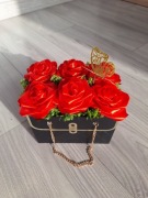Czerwone róże w eleganckiej torebce, Flowerbox z róż , Walentynki