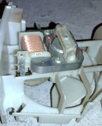 Mikrofalówka LG MG-567WS/02 , wentylator chłodzący w obudowie plastikowej