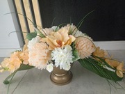 Kompozycja nagrobna  - pastelowa, chryzantemy mieczyki frezje