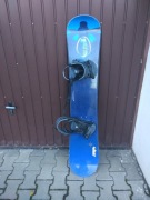 Snowboard z wiązaniami 