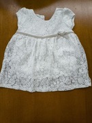 Biała sukienka z koronką w kwiatki rozmiar 74 