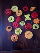 70 sztuk drewnianych ozdob na choinke czerwony, zolty i pomarancz 6 wzorow