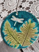 Ceramiczny dekor, ważka i paproć, rękodzieło 