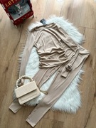 Komplet prążkowany beżowy z różą (XS)