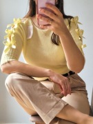 Żółty sweter damski na krótki rękaw z kokardkami na wiosnę ciepły miły