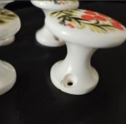 Stare ręcznie malowane ceramiczne gałki do drzwi i szafek vintage rustic