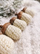 naturalne bombki żołędzie, kremowo złote ozdoby choinkowe błyszczące