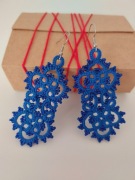 Kolczyki koronkowe chabrowe z koralikami frywolitka 