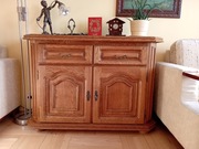 Stare meble w naturalnej okleinie dębowej - wyposażenie salonu