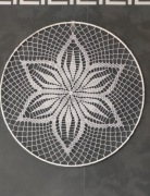 Szydełkowa rozeta na obręczy 