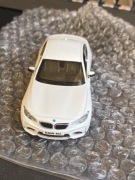 Model BMW M2 F22 (Biały) - 1:43 Otwierane Drzwi Napęd Pull-Back!