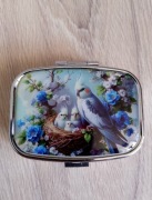 Ozdobne metalowe pudełeczko, kieszonkowa mini szkatułka - niebieskie nimfy