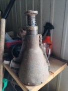 Stary lewarek nitowany