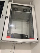 RAKOWA SZAFA SERWEROWA, z wentylatorem i 4 półkami