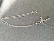 Srebrny naszyjnik z zawieszką w kształcie krzyża z cyrkoniami