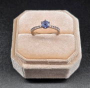 Złoty pierścionek 14K z naturalnym szafirem 1,01 ct oraz diamentami 0,32 ct