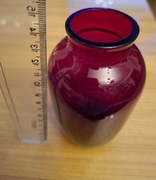 Szklany wazonik wiśniowy 14 cm wys.