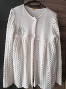 Biały sweter dziewczęcy