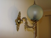 Kinkiet mosiężny .Antyk.Klosze z szkła kwasowego