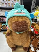 Maskotka kapibara w czapce dla dzieci