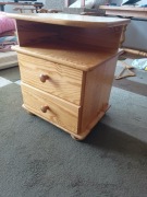 stolik  z dwiema szufladami 