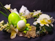 Stroik wielkanocny, królik w wiosennej kompozycji