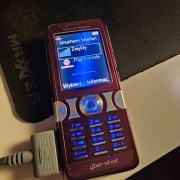 Telefon 2G Sony Ericsson k550i śliwkowy komplet