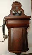 Zabytkowy telefon ścienny 