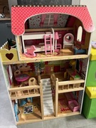 Drewniany domek dla lalek 