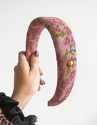 Opaska do włosów różowa w kwiaty – szeroka, elegancka, wygodna