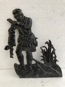 plaskorzezba metalowe powstaniec ze strzelbą wyrzuca słome z butów