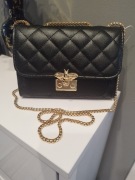 Klasyczna piękna pikowana czarna pszczółka alaChanelka metalowy łańcuszek 