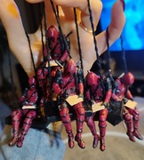 Deadpool na huśtawce - figurka 3D - ręcznie malowana