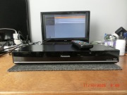 Nagrywarka DD/DVD/HDD Panasonic DMR-BCT750EG z pilotem i kablem HDMI.