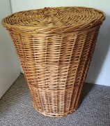 Duży nowy kosz wiklinowy z przykrywką 