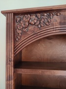 Piękny, rzeźbiony regał w magnolie. 