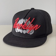 Nowa czapka Brooklyn - czarna, haft czerwony 3D, unisex