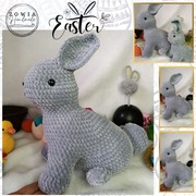 Duży pluszowy zajączek wykonany na szydełku