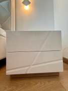 Szafka nocna KRYSTAL Agata Meble – Biały Połysk, Nowoczesna, Frezowana